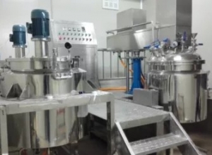 廣西兩面針采購(gòu)的250L真空均質(zhì)乳化機(jī)